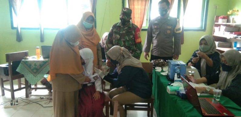 Siswa-Siswi SDN 1 Terusannunyai Terima Vaksinasi Covid-19