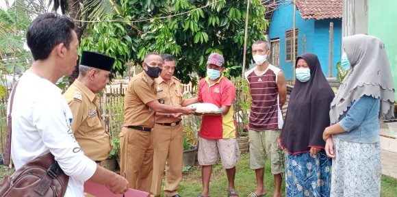 Wakili Bupati Musa, Camat Trimurjo Salurkan Bantuan untuk Warga Terdampak Puting Beliung