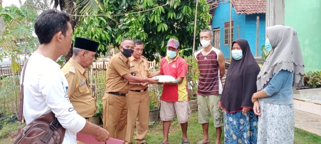 Wakili Bupati Musa, Camat Trimurjo Salurkan Bantuan untuk Warga Terdampak Puting Beliung