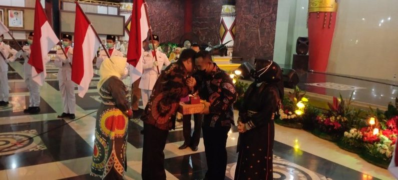 Bupati Musa Teteskan Air Mata saat Pisah Sambut Dandim 0411/KM