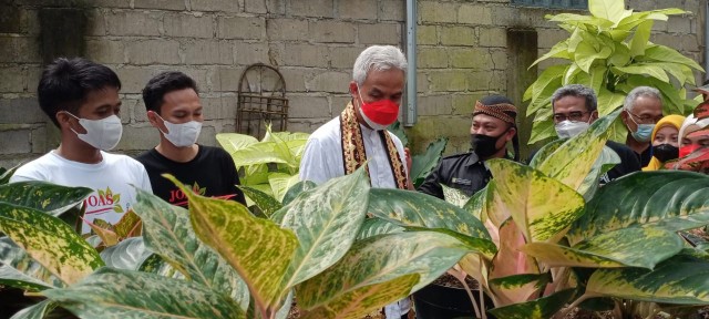 Ketum Kagama Ganjar Pranowo Ajak KWT Liman Benawi Belajar Teknologi Pertanian di Jateng