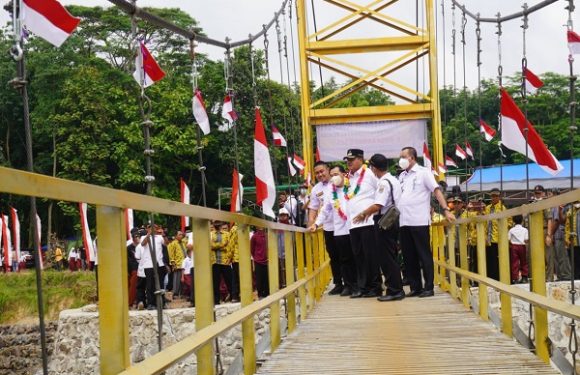 Bupati Musa Ahmad Resmikan Jembatan Gantung, Penghubung Dua Dusun