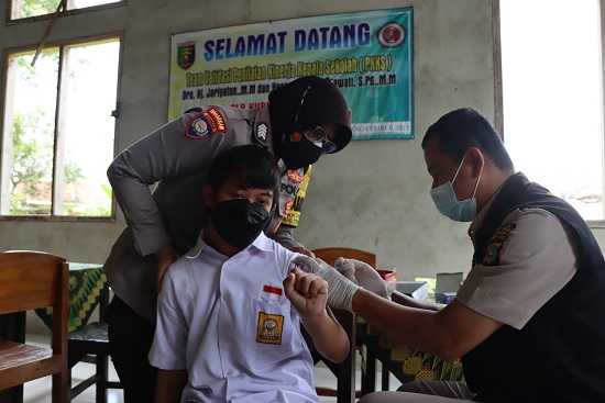 18 Siswa SLB Kurnia Poncowati  Divaksin, Libatkan Dokkes Polres