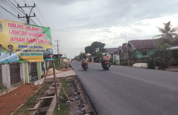 Jalan Mulus, Warga Seputihagung Pasang Baliho Ucapan Terima Kasih