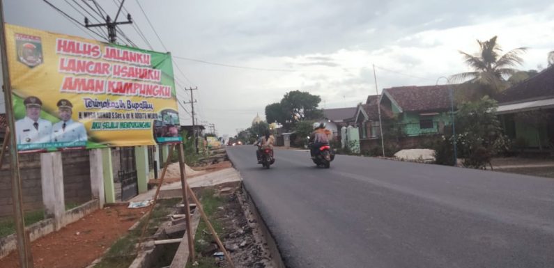 Jalan Mulus, Warga Seputihagung Pasang Baliho Ucapan Terima Kasih