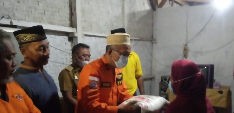 Rumahnya Ambruk, Mbah Poniyem Dapat Bantuan dari Bupati Musa Ahmad