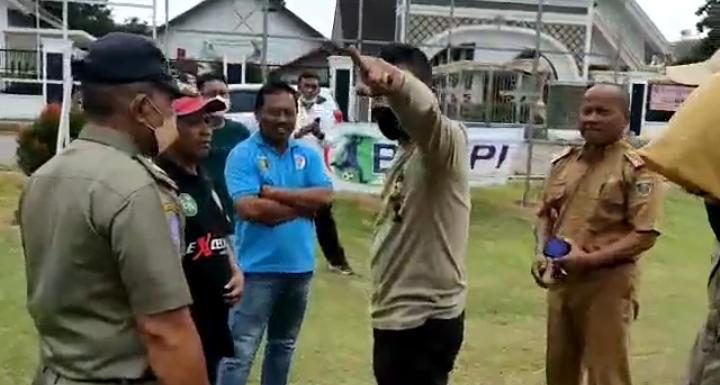 Tegas!! Kapolsek Punggur Bersama Satgas Covid-19 Bubarkan Pertandingan Sepakbola