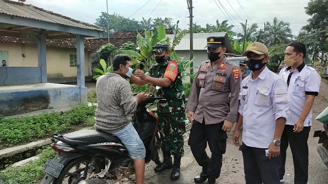 Lurah Adipuro Bersama Tim Gustu Covid-19 Kecamatan Trimurjo Gelar Operasi Yustisi