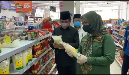 Stok Langka, Anggota DPRD Lampung dan Lamteng Sidak Minyak Goreng di Bandarjaya