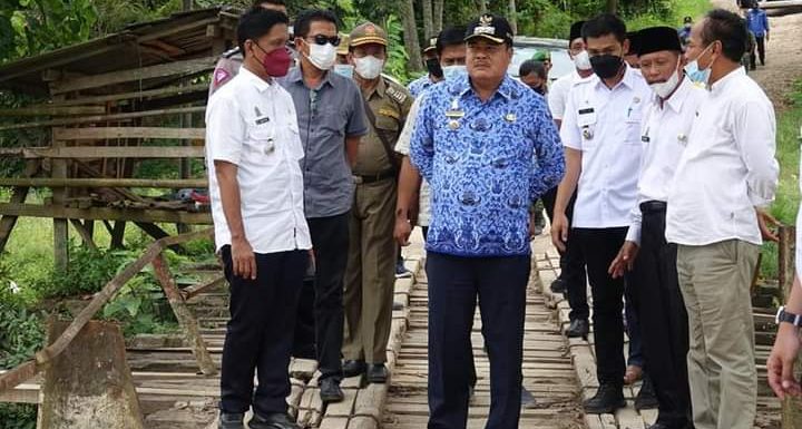 Bupati Musa Ahmad Tinjau Jembatan Penghubung Seputihagung-Way Pengubuan