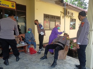 Guna Cegah Penyebaran Covid-19, Polsek Seputih Mataram Rutin Tes Swab