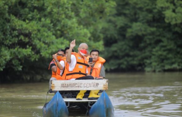 Hadiri Undangan di IKN, Ganjar Sambangi Mangrove Center Balikpapan