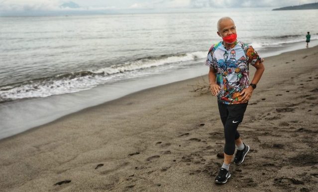 Emak Emak Sambangi Ganjar Pranowo Saat Olahraga Pagi