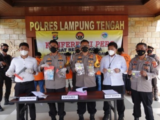 Ungkap Narkoba, Polres Lamteng Amankan 7 Tersangka, 2 Senjata Api dan Uang Palsu