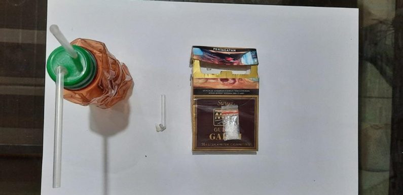 Buang Bungkus Rokok Isi Shabu, saat kepergok Polisi,  Dua orang Pemuda Diamankan Petugas Polsek Padangratu