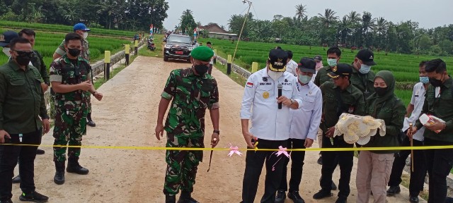 Bupati Lamteng Musa Ahmad Resmikan Jembatan Penghubung Badransari – Totokaton