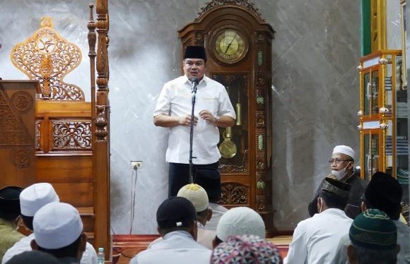 Solat Tarawih di Masjid Istiqlal, Bupati Lamteng Musa Ahmad ; Perbanyak Amal Ibadah di Bulan Suci Ramadan