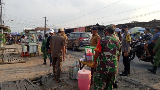 Ganggu Lalulintas, Forkopincam Punggur Tertibkan Pedagang Takjil di Sekitar Tugu Nanas