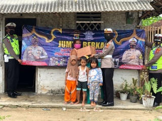 Aksi Berbagi, Sat Lantas Polres Lamteng Gelar Baksos Jum’at Berkah