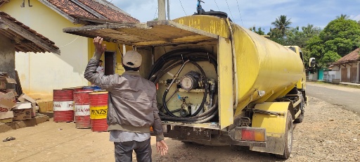 Penyaluran Migor Curah 4.000  Liter, Dikawal Jajaran Polsek Selagai Lingga