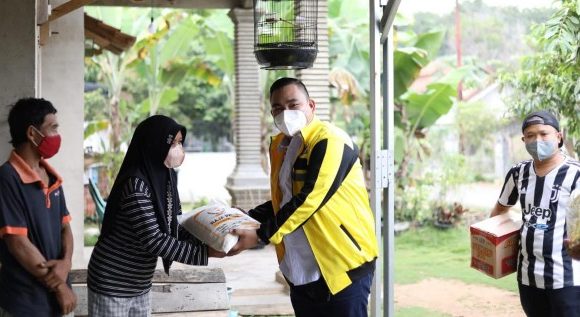 Ramadan Momentum Berbagi, Wasek Partai Golkar Lamteng Salurkan Paket Sembako di Kecamatan Bangunrejo