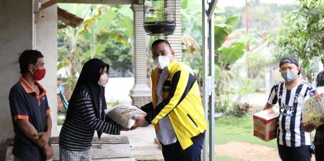Ramadan Momentum Berbagi, Wasek Partai Golkar Lamteng Salurkan Paket Sembako di Kecamatan Bangunrejo