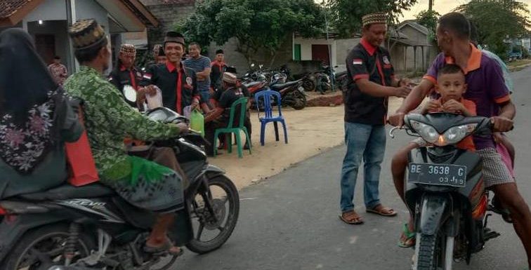 Almacida Bagikan Seribu Takjil ke Masyarakat