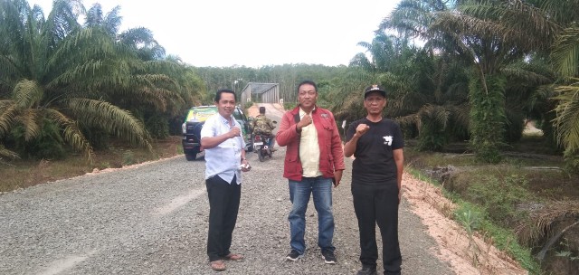 Tinjau Penimbunan Badan Jembatan, Begini Kata Camat Waypengubuan