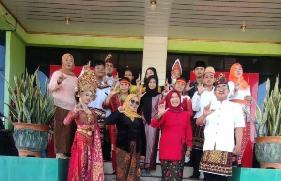 SMAN 1 Terusannunyai Peringati Hardiknas dengan Mengenakan Pakaian Adat Khas Daerah