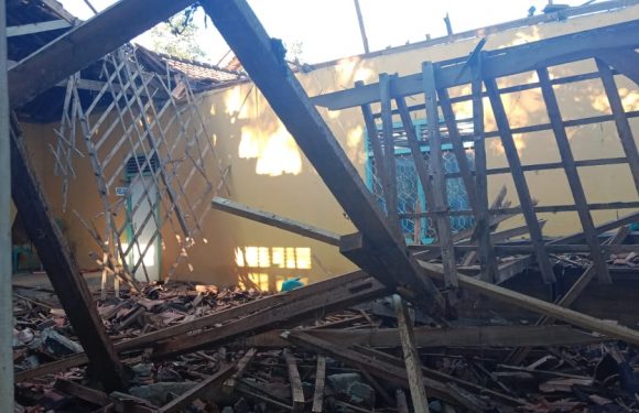 Akibat Hujan Deras Disertai Angin Kencang Balai Dusun Kampung Notoharjo Ambruk