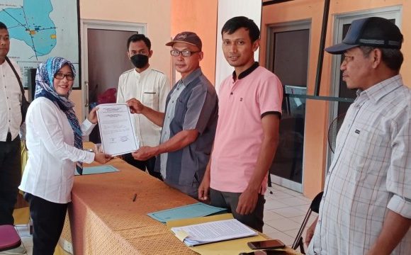 Didampingi Suami dan Keluarga, Hj. Rumiati Daftarkan Diri Sebagai Balon Kakam Tanggul Angin