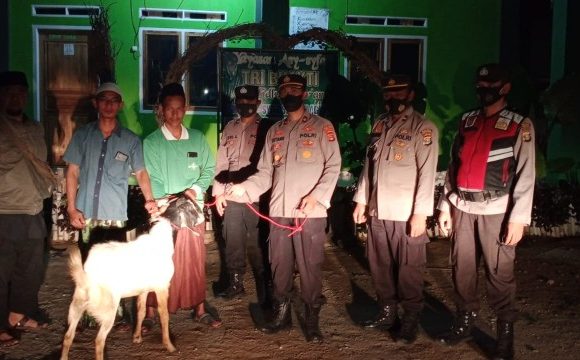 Bakti Religi Idul Adha, Kapolsek Terbanggibesar Berikan Dua Ekor Hewan Kurban ke Ponpes Seputih Agung