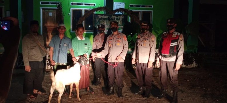 Bakti Religi Idul Adha, Kapolsek Terbanggibesar Berikan Dua Ekor Hewan Kurban ke Ponpes Seputih Agung