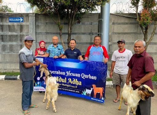 Hari Raya Kurban, Diler Tunas Toyota Berbagi 2 Ekor Kambing