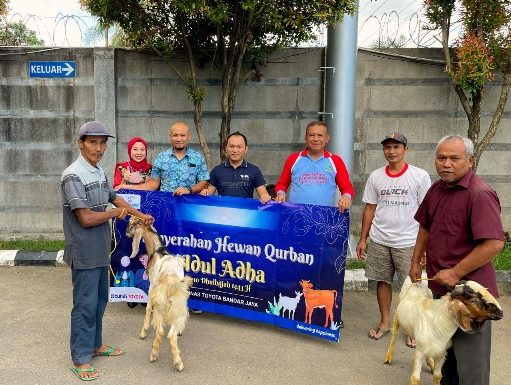 Hari Raya Kurban, Diler Tunas Toyota Berbagi 2 Ekor Kambing