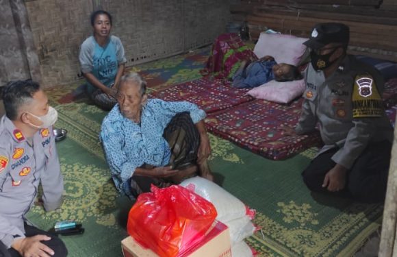 Termakan Usia, Rumah Pasangan Kakek-Nenek di Seputihbanyak Ambruk