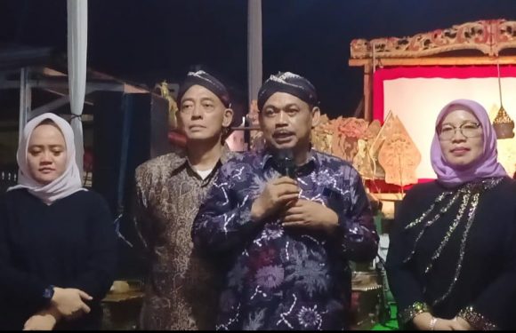 Pagelaran Wayang Kulit Semalem Suntuk, Ketua DPRD Lamteng Sumarsono Ajak Masyarakat Lestarikan Budaya Indonesia