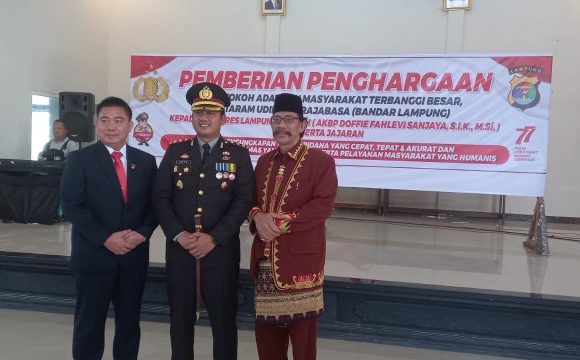 HUT RI ke-77, Kapolres Lamteng dan Kasatreskrim Dapat Penghargaan dari Tokoh