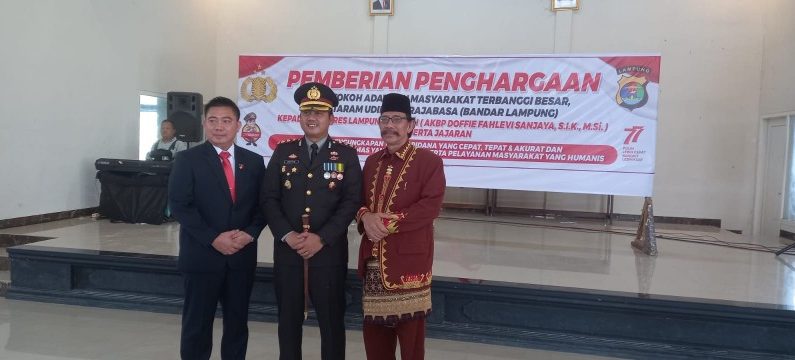 HUT RI ke-77, Kapolres Lamteng dan Kasatreskrim Dapat Penghargaan dari Tokoh