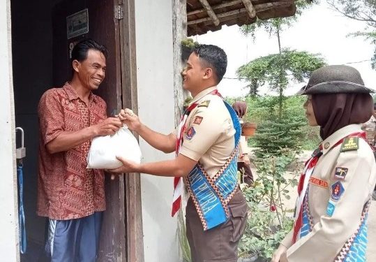 Madakari dan Cut Nyak Dien SMKN 2 Terbanggibesar Berbagi ke Warga di Hari Bhakti Pramuka