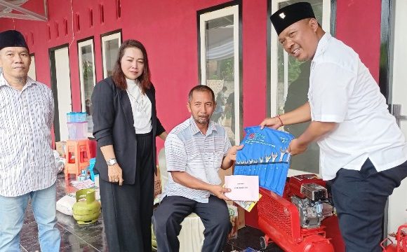 Anggota DPR RI I Komang Koheri Serahkan Bantuan Program Atensi Kemensos untuk Disabilitas dan Lansia