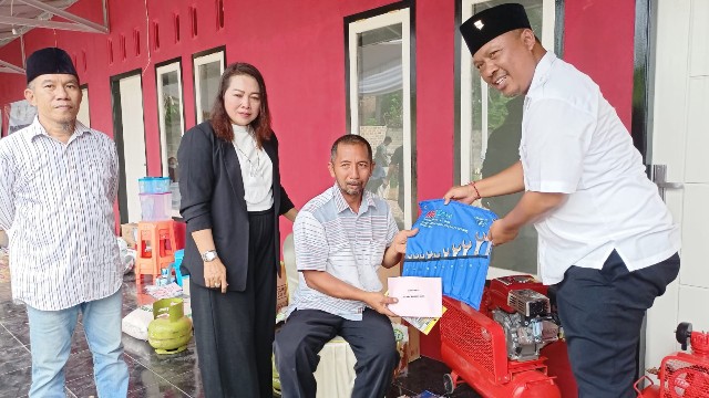 Anggota DPR RI I Komang Koheri Serahkan Bantuan Program Atensi Kemensos untuk Disabilitas dan Lansia