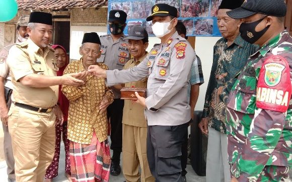 Akhirnya, Mbah Sarwijak Terima Kunci Rumah Layak Huni