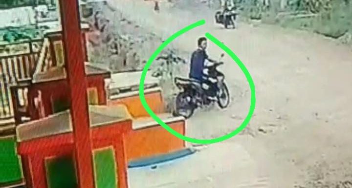 Beraksi Siang Hari, Pencuri Sepeda Motor Warga Kampung Pujodadi Terekam CCTV