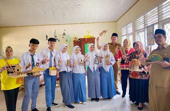 Kunjungi Perpustakaan SMAN 1 Gunungsugih, Bunda Literasi Lamteng Mardiana Musa Ahmad Tertarik Prakarya Siswa