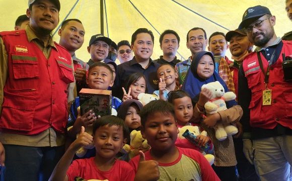 Tunjukan Rasa Empati, Erick Thohir Kunjungi Korban Gempa Cianjur