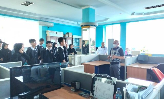 Tertarik Dunia Jurnalistik, SMK Muhammadiyah 1 Terbanggibesar Lakukan Kunjungan Industri ke Radar Lampung