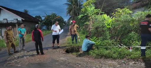 DPRD Lamteng Tinjau Jembatan Yang Mulai Tergerus Akibat Curah Hujan Tinggi