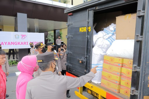 Kapolda Lampung Lepas Bansos untuk Korban Cianjur
