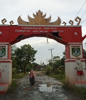 Membahayakan Pengendara, Warga Minta Gapura Kawasan Atlet Tenis Meja Kampung Pujokerto di Perbaiki